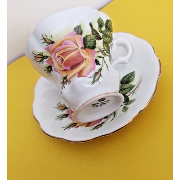 Royal Albert Pedestal Tea Cup & Saucer - Margaret Yellow Sweetheart Rose - Picture 11 of 12